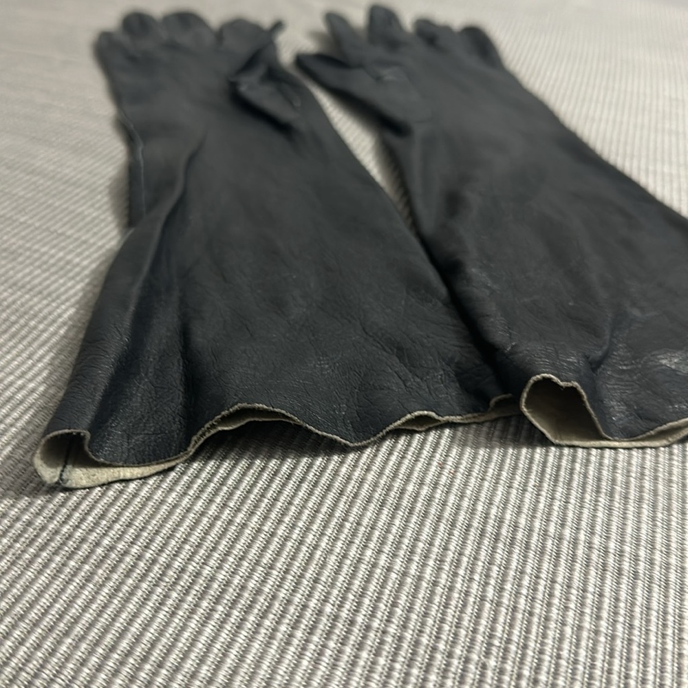 Long, black leather gloves - Picture 5 of 10